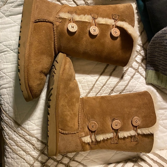 Ugg - Picture 3 of 5